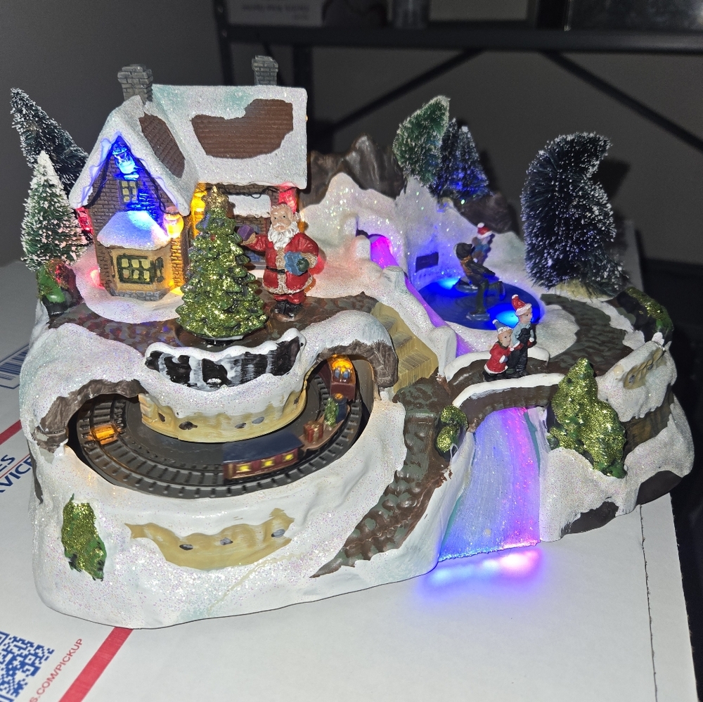 Vintage Christmas scenery with lights/ sounds mint condition no returns